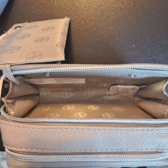 Adrienne Vittadini Studio Phone Charging RFID Wallet Crossbody Grey w/Cord Z NWT - Picture 6 of 11